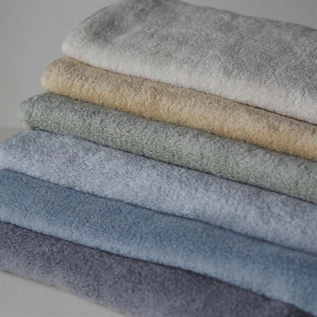 パリの景色をイメージした6色のタオル。パリは明るい陽の光より、曇りのグレイッシュな光の方が似合います。