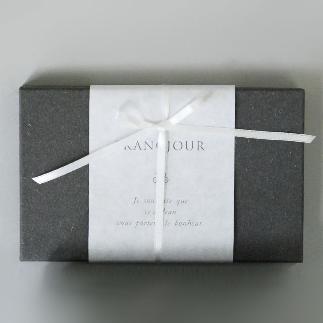 フランジュールのラッピング。タオル、リネン、お花等、丁寧にお包み致します。